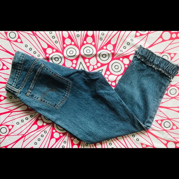 Levi’s Wedgie Fit Ruffle Hem Cropped Jeans - Picture 4 of 12